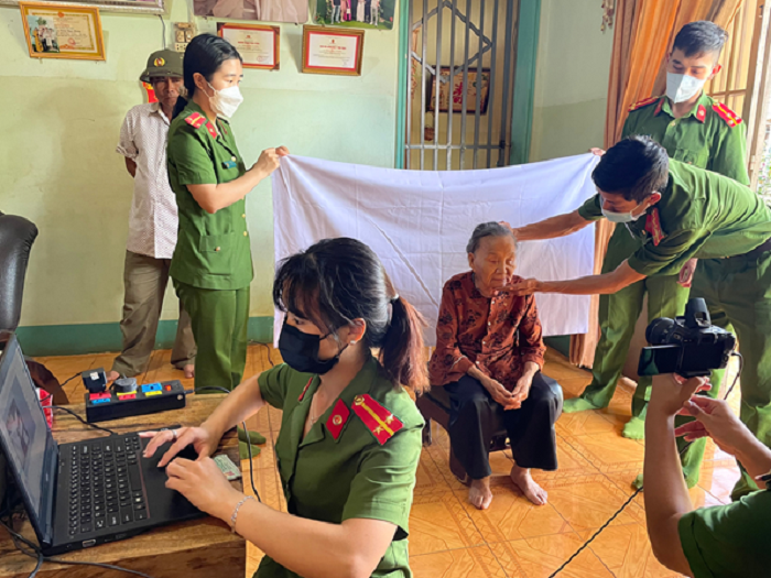 Công an thị trấn Ea Drăng đến tận hộ gia đình làm căn cước công dân 